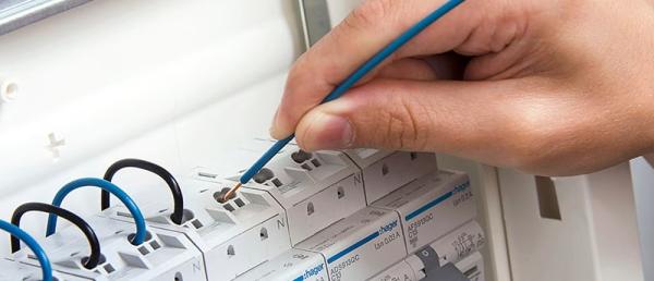 Aardlekautomaten met QuickConnect van Hager
