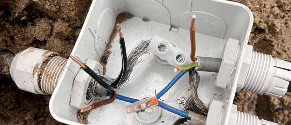 Wat is het Verschil Tussen Grondkabel en Buiten Kabel?
